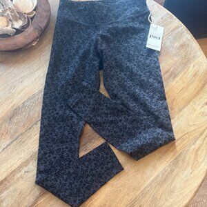 Women's Winter Wildflower Black Purefit Legging Size Small-NWT